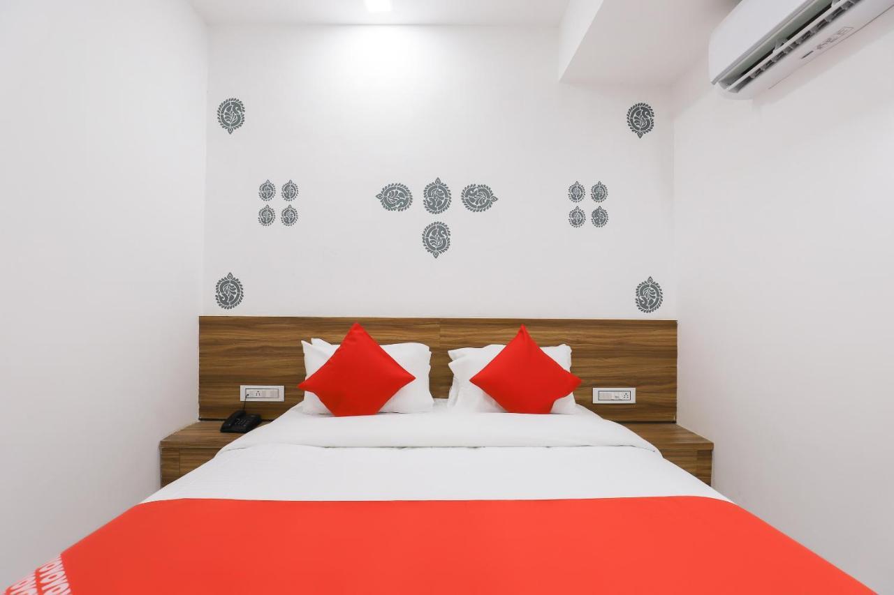 Oyo 49805 The Midway Sky Hotel Gandhinagar Ngoại thất bức ảnh