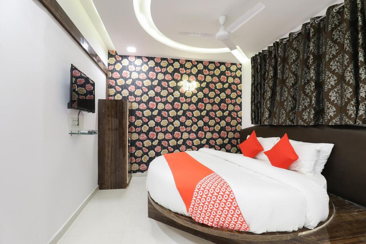Oyo 49805 The Midway Sky Hotel Gandhinagar Ngoại thất bức ảnh