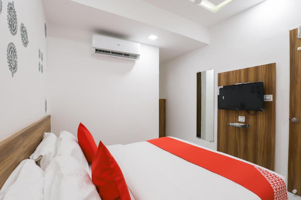 Oyo 49805 The Midway Sky Hotel Gandhinagar Ngoại thất bức ảnh