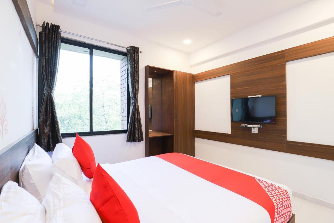 Oyo 49805 The Midway Sky Hotel Gandhinagar Ngoại thất bức ảnh