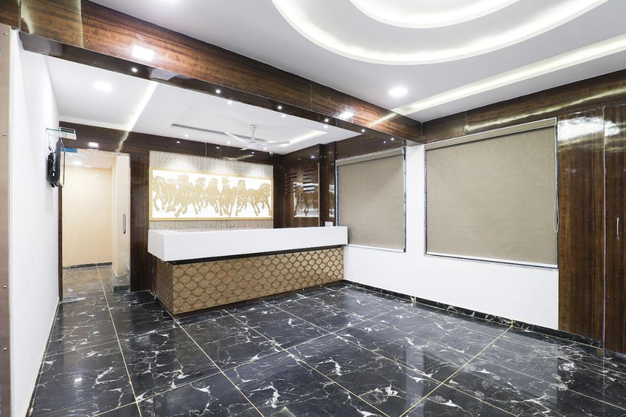 Oyo 49805 The Midway Sky Hotel Gandhinagar Ngoại thất bức ảnh